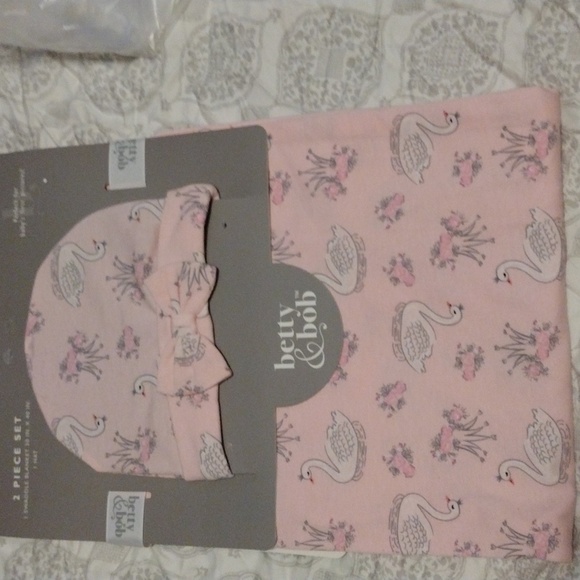 NEW Betty and Bob 2 pc Swaddle Blanket and Hat - Picture 1 of 11
